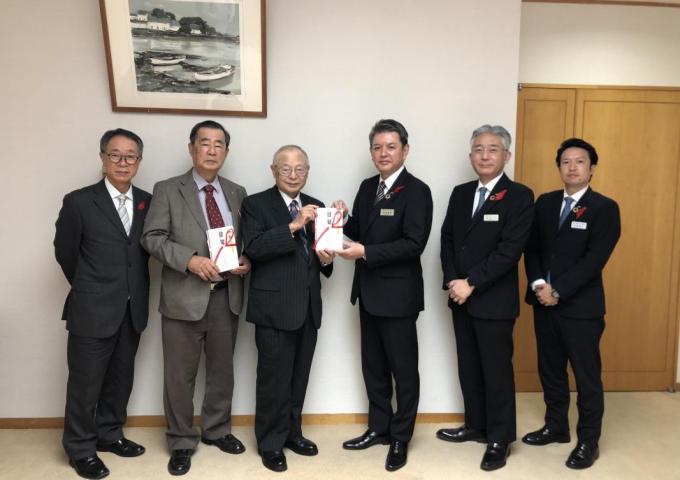 沖縄銀行代表取締役専務金城善輝様(右から3人目)から県共同募金会湧川昌秀会長へ寄附目録贈呈