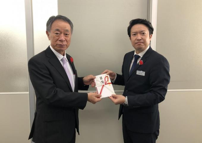 写真右から沖縄銀行労組 伊敷勇太執行委員長と沖縄県共同募金会 山内良章常務理事