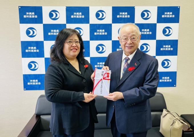 沖縄県歯科医師会米須敦子会長と沖縄県共同募金会湧川昌秀会長