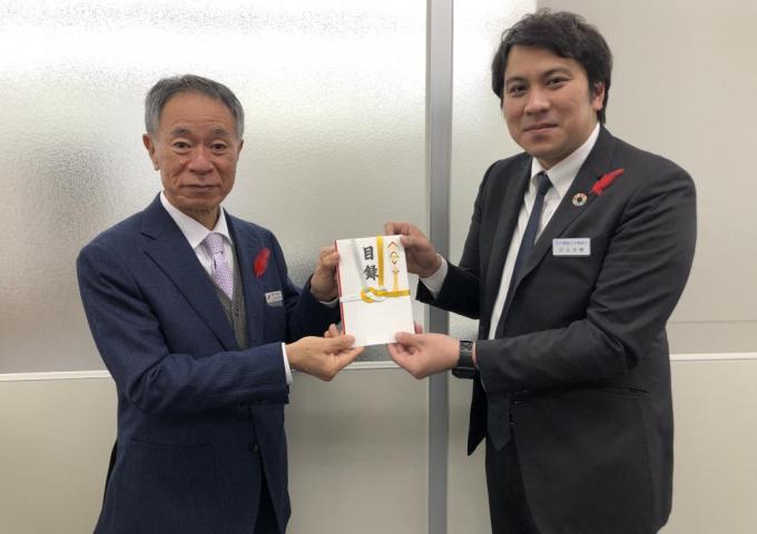 沖銀労組贈呈式