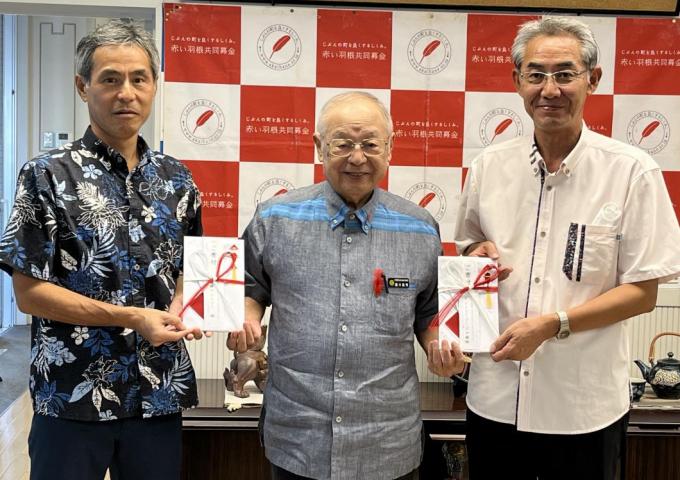 左から 沖縄サントリー㈱代表取締役社長 吉野宏明様 県共同募金会会長 湧川昌秀 サントリーフーズ沖縄㈱代表取締役社長 相原俊司様