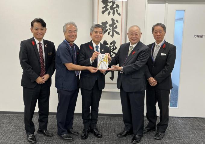 左から りゅうぎんユイマール助成会運営委員長 渡名喜郁夫様 那覇市共同募金委員会会長 川満正人 琉球銀行頭取 川上康様 県共同募金会会長 湧川昌秀 同常務理事 山内良章
