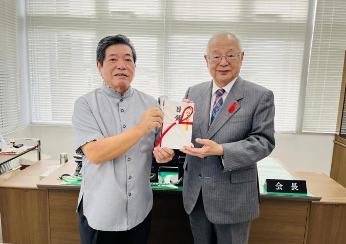 左から沖縄県農林水産団体共済会 福里秀彦様 沖縄県共同募金会会長 湧川昌秀