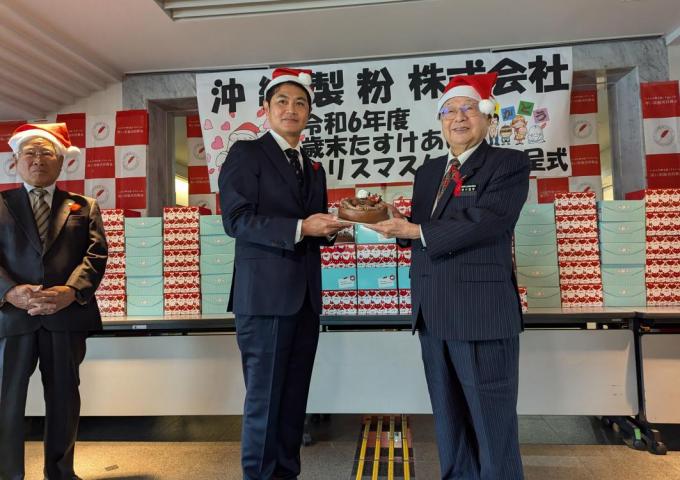 左から竹内聡沖縄製粉㈱会長、竹内一郎社長、湧川昌秀沖縄県共同募金会会長