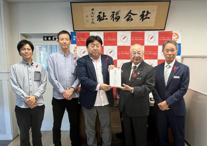 左から㈱サンエー総務部石塚実央課長、同高江洲利樹総務部長、豊田沢常務取締役、県共募湧川昌秀会長、同山内良章常務理事