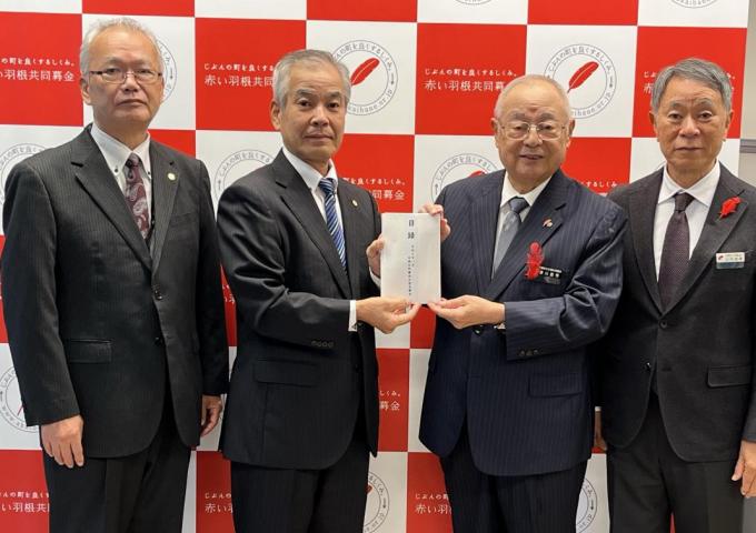 左から末吉貞重沖縄メディコ代表取締役会長・桃原修代表取締役社長、湧川昌秀沖縄県共同募金会会長・山内良章常務理事