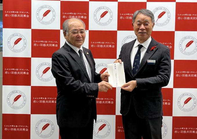 沖縄県老人クラブ連合会の砂川博紀会長(左)