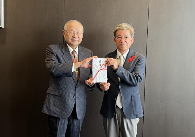 右から國吉博樹沖縄セルラー電話取締役執行役員常務、湧川昌秀沖縄県共同募金会会長