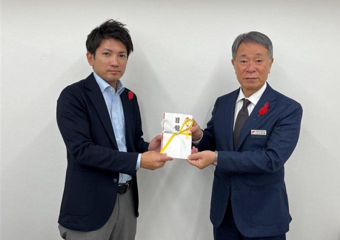 左から知花賢臣沖縄銀行職員労働組合執行委員長、山内良章沖縄県共同募金会常務理事