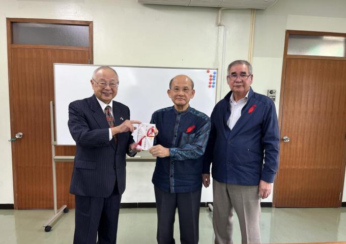 右から奥間秀和(公財)久米国鼎会副会長、奥村正明同会長、湧川昌秀沖縄県共同募金会会長