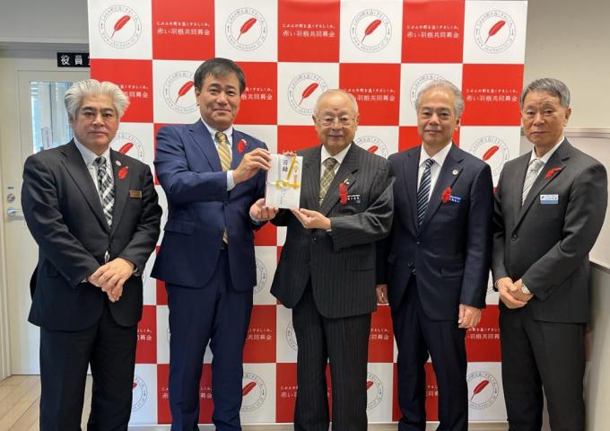 左から琉球銀行石嶺支店 古波蔵英樹支店長 りゅうぎんユイマール助成会 山入端裕哉運営委員長
