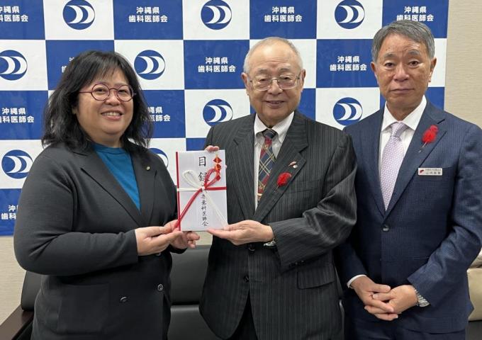 米須敦子会長(左)から目録贈呈