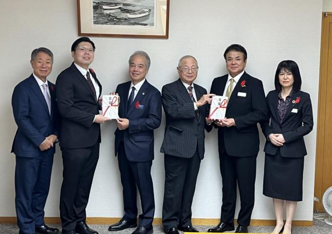 右から沖縄銀行総合企画部 嘉数貴子総務担当部長、伊波一也専務 沖縄県共同募金会 湧川昌秀会長、那覇市共同募金委員会 川満正人会長、沖縄銀行労働組合 安仁屋宗平書記長、県共同募金会 山内良章常務理事